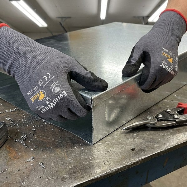 The complete guide to nitrile mechanics gloves: Features & buying tips